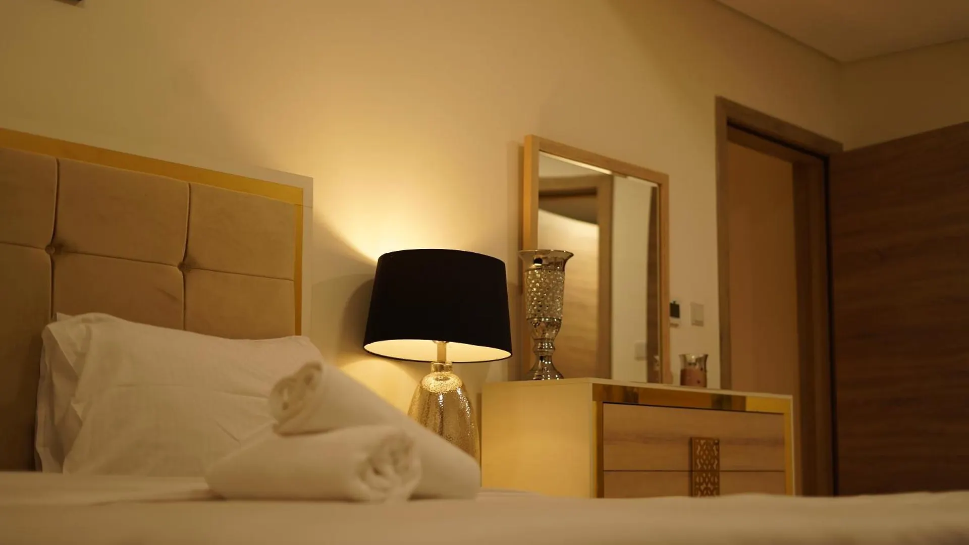 Ferienwohnung Brown Stone - Mirdif Hills Dubai Airport Apartment