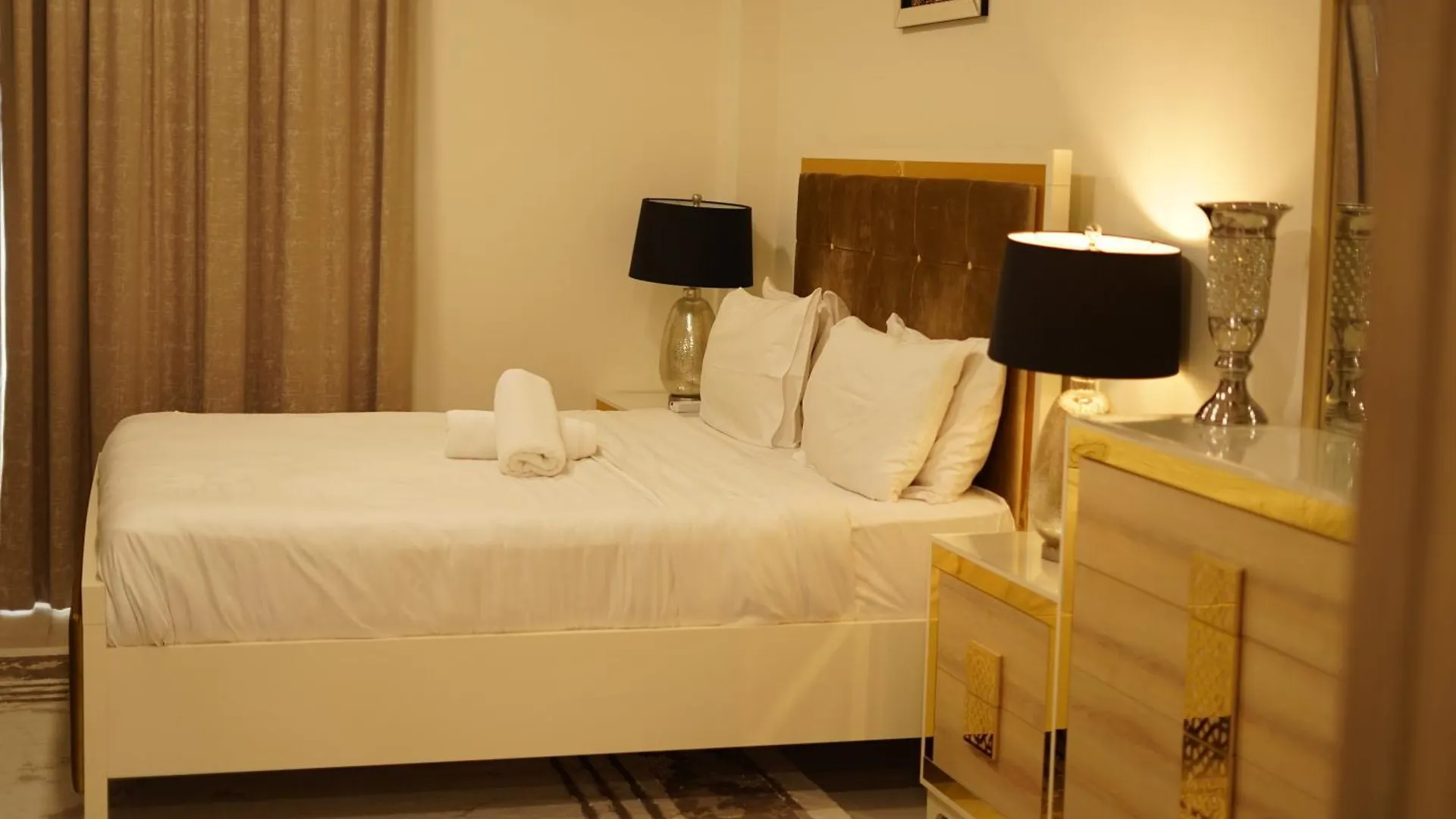 Brown Stone - Mirdif Hills Dubai Airport Apartment