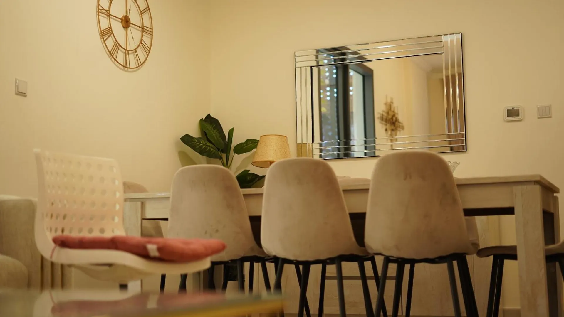 Brown Stone - Mirdif Hills Dubai Airport Apartment